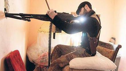 Schussbereit: Ein Mitglied der Freien Syrischen Armee hat sich in Aleppo in einer Wohnung verschanzt. Noch schließt die EU Waffenlieferungen aus. Foto: Giath Taha/Reuters