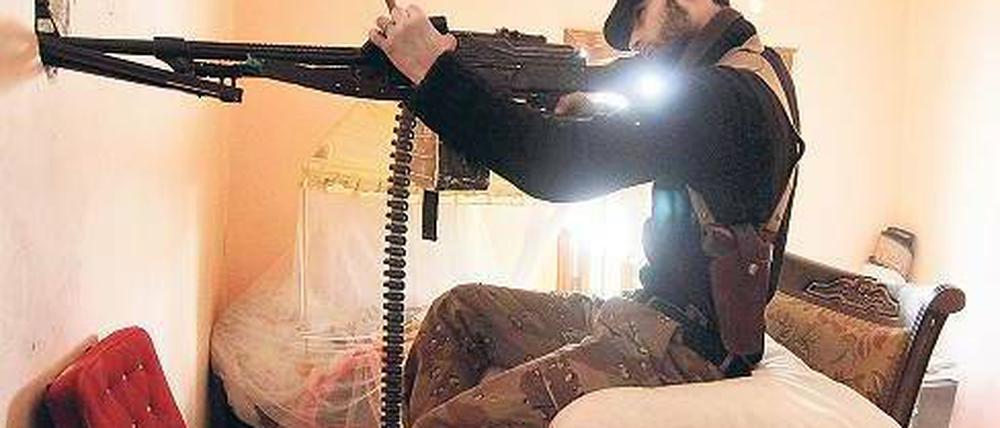 Schussbereit: Ein Mitglied der Freien Syrischen Armee hat sich in Aleppo in einer Wohnung verschanzt. Noch schließt die EU Waffenlieferungen aus. Foto: Giath Taha/Reuters