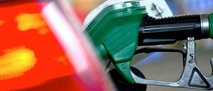 Eingetrichtert. Die Mineralölwirtschaft spricht bei den Spritpreisen von einem "funktionierendem Markt". Verbraucherschützer und Kartellwächter bezweifeln das.