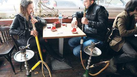 Eine alte Tradition ist in Gefahr. Studenten mit Wasserpfeife in einem Café in Ankara. 