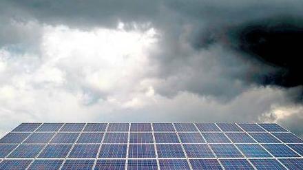Schwarze Wolken. Wer in die Solarfirma Centrotherm investierte, hatte einen Verlust von 99 Prozent zu verzeichnen. Foto: p-a/ZB