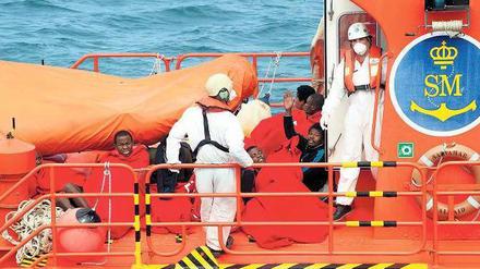 Alltag an Europas Grenzen. Spanische Behörden retteten am Dienstag mehrere Flüchtlinge aus Afrika in der Straße von Gibraltar.