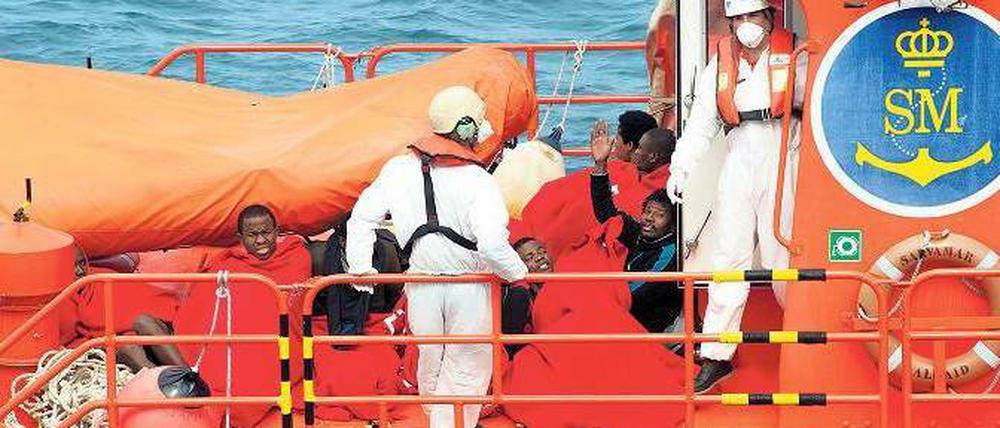 Alltag an Europas Grenzen. Spanische Behörden retteten am Dienstag mehrere Flüchtlinge aus Afrika in der Straße von Gibraltar.