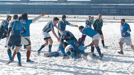 Wo war doch gleich die Seitenlinie? Fußballer können wieder nicht spielen, die Rugby-Teams schon. Hier toben die Berlin Bruisers und die Emerald Warriors aus Dublin beim Trainig auf dem ehemaligen Flughafen Tempelhof. 