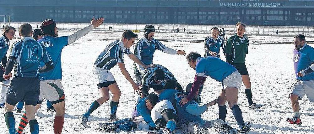 Wo war doch gleich die Seitenlinie? Fußballer können wieder nicht spielen, die Rugby-Teams schon. Hier toben die Berlin Bruisers und die Emerald Warriors aus Dublin beim Trainig auf dem ehemaligen Flughafen Tempelhof. 