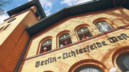 Die drei Damen vom Bahnhof. Christiane Kundt (l.) hat das Buch mit Harald Hensel verfasst. Neben ihr Dagmar Giesen und Gaby Berulla, Aktive des Fördervereins im Bahnhofs-Treffpunkt.