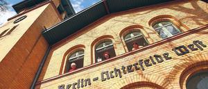 Die drei Damen vom Bahnhof. Christiane Kundt (l.) hat das Buch mit Harald Hensel verfasst. Neben ihr Dagmar Giesen und Gaby Berulla, Aktive des Fördervereins im Bahnhofs-Treffpunkt.