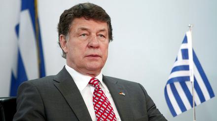 Nimmt seine Aufgabe ernst wie einen guten Wein: Otto Rehhagel kurz nach seinem Amtsantritt in Athen.
