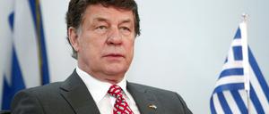 Nimmt seine Aufgabe ernst wie einen guten Wein: Otto Rehhagel kurz nach seinem Amtsantritt in Athen.