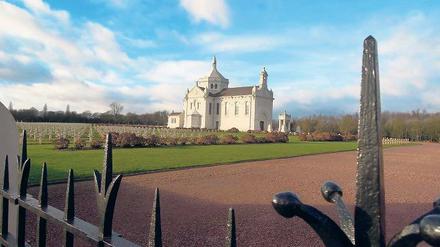 Notre-Dame de Lorette. 42 000 Gräber befinden sich auf dem größten französischen Soldatenfriedhof, nördlich von Arras.