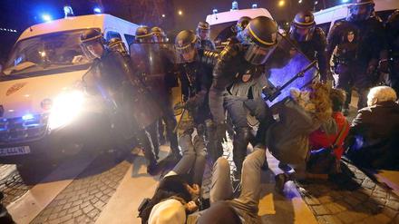 Bei einer Demonstration gegen die Homo-Ehe in Paris kam es am Sonntagabend zu Rangeleien mit der Polizei.