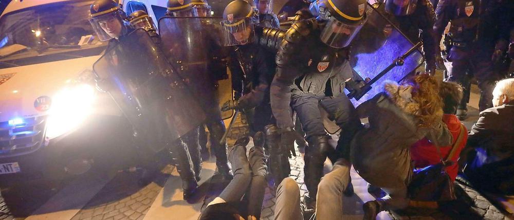 Bei einer Demonstration gegen die Homo-Ehe in Paris kam es am Sonntagabend zu Rangeleien mit der Polizei.