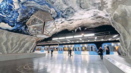 Schaurig schön. Zahlreiche sogenannte Höhlenbahnhöfe, wie hier Tekniska Hogskolan, bilden die Haltepunkte der Stockholmer U-Bahn.