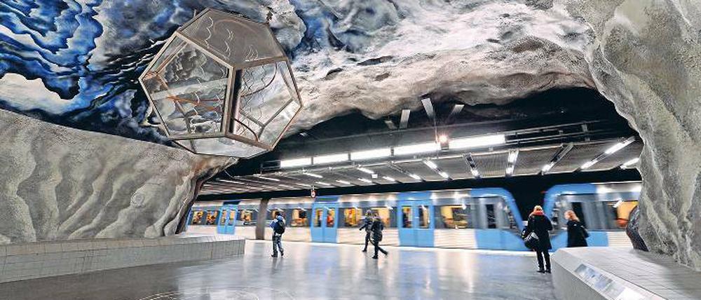 Schaurig schön. Zahlreiche sogenannte Höhlenbahnhöfe, wie hier Tekniska Hogskolan, bilden die Haltepunkte der Stockholmer U-Bahn.