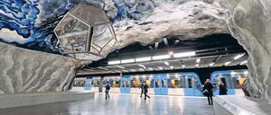 Schaurig schön. Zahlreiche sogenannte Höhlenbahnhöfe, wie hier Tekniska Hogskolan, bilden die Haltepunkte der Stockholmer U-Bahn.