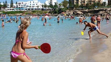 Touristen - dringend gesucht. Der Badeort Protaras in der Republik Zypern hofft in dieser Saison auf ein gutes Geschäft.