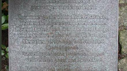 Die  drei Gedenktafeln für das ehemalige Zwangslager der Sinti und Roma befinden sich auf dem Parkfriedhof Marzahn am Wiesenburger Weg 10. Diese Tafel ist von 1991. 