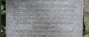 Die  drei Gedenktafeln für das ehemalige Zwangslager der Sinti und Roma befinden sich auf dem Parkfriedhof Marzahn am Wiesenburger Weg 10. Diese Tafel ist von 1991. 