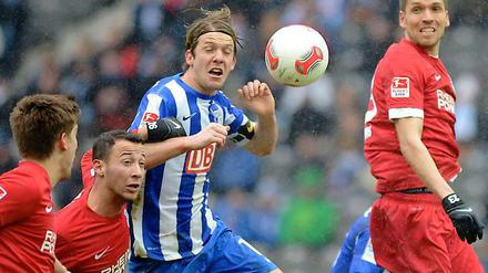 Nicht einsatzfähig. Peter Niemeyer (Mitte, im Spiel gegen Duisburg) durfte am Mittwoche nicht trainieren.