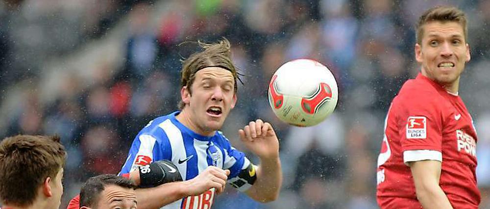 Nicht einsatzfähig. Peter Niemeyer (Mitte, im Spiel gegen Duisburg) durfte am Mittwoche nicht trainieren.