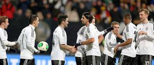 Vorlagengeber. Mannschaftskapitän Philipp Lahm (2.v.r.) bereitete das 2:0 durch Mario Götze vor. Seine Kollegen danken es ihm.
