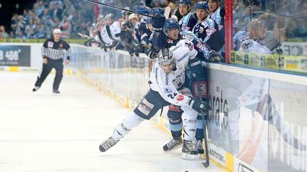 Am Ende die Oberhand behielten Die Eisbären im vierten Spiel gegen die Hamburg Freezers. Jetzt steht es 2:2. 