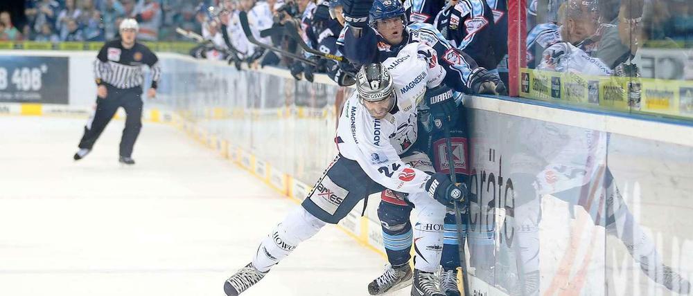 Am Ende die Oberhand behielten Die Eisbären im vierten Spiel gegen die Hamburg Freezers. Jetzt steht es 2:2. 
