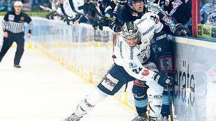 Durchgekämpft. Mit viel Glück und Einsatz kamen Barry Tallackson (vorn) und die Eisbären zum Sieg in Hamburg. Foto: Fishing4