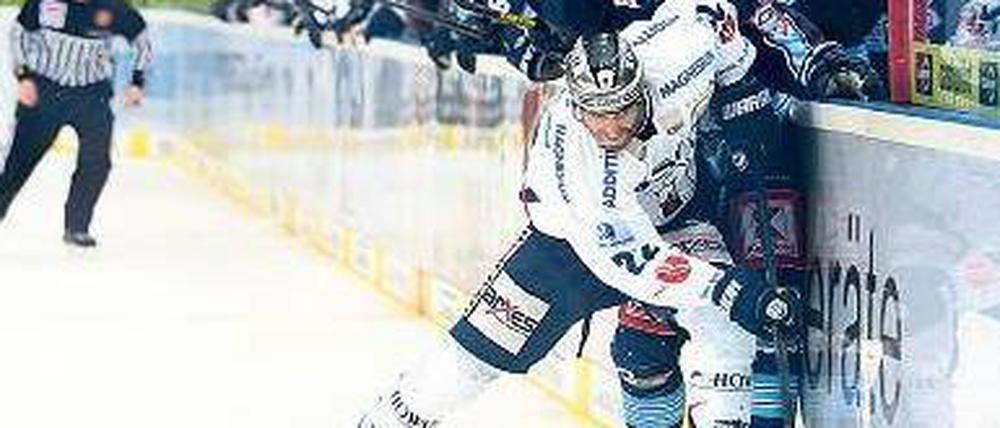 Durchgekämpft. Mit viel Glück und Einsatz kamen Barry Tallackson (vorn) und die Eisbären zum Sieg in Hamburg. Foto: Fishing4