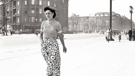 Zügig in die Zukunft. Stracksen Schritts eilt diese Dame über die Kaiserdammbrücke in Charlottenburg. Im Hintergrund kreuzt der Messedamm.