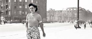 Zügig in die Zukunft. Stracksen Schritts eilt diese Dame über die Kaiserdammbrücke in Charlottenburg. Im Hintergrund kreuzt der Messedamm.