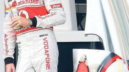 Rätselraten in der Garage. Jenson Button versteht sein Auto nicht.