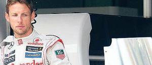 Rätselraten in der Garage. Jenson Button versteht sein Auto nicht.