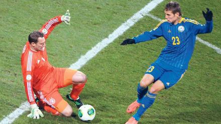 Ein halbes Eigentor. Torhüter Manuel Neuer (l.) leitete mit seiner Einlage das Gegentor nach dem Wiederanpfiff ein. Foto: dpa