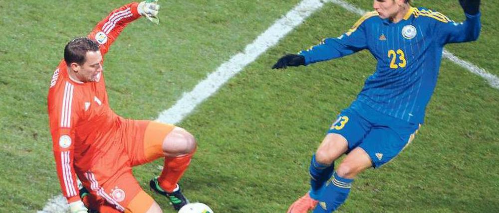 Ein halbes Eigentor. Torhüter Manuel Neuer (l.) leitete mit seiner Einlage das Gegentor nach dem Wiederanpfiff ein. Foto: dpa