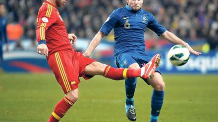 Der Spanier Ramos (li.) und Cabaye (r.).