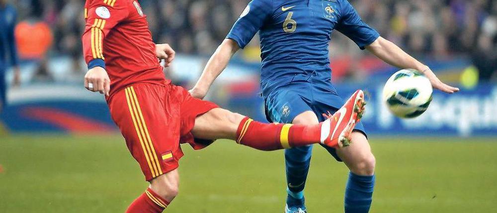 Der Spanier Ramos (li.) und Cabaye (r.).