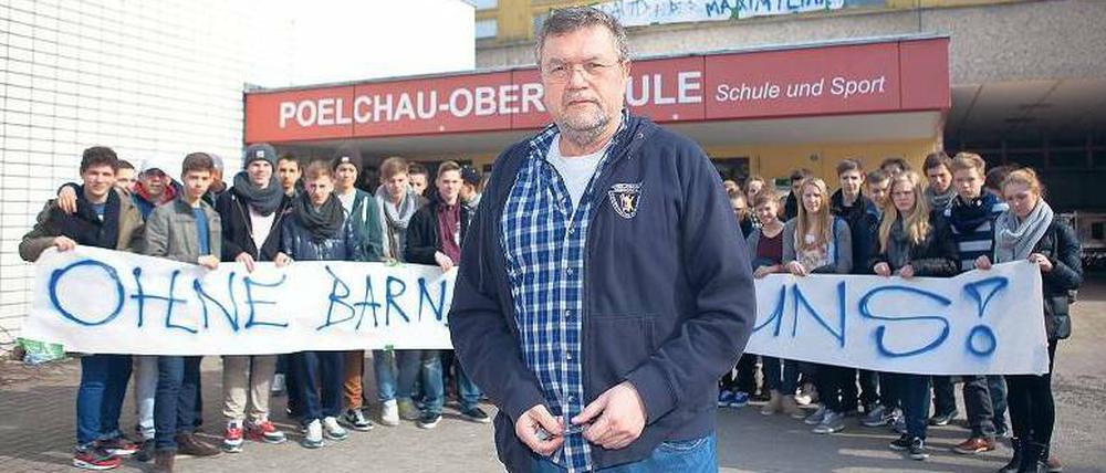 Showdown in Charlottenburg. Die Poelchau-Schüler protestierten für den Verbleib Barneys an der Schule. Foto: Georg Moritz