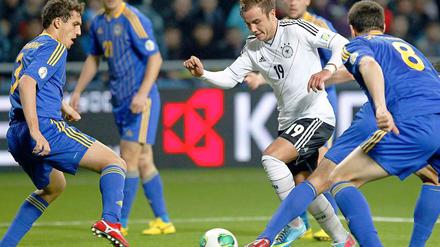 Mario Götze war von den Spielern aus Kasachstan kaum zu stoppen.