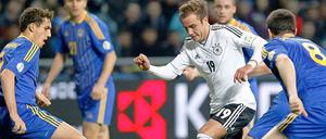 Mario Götze war von den Spielern aus Kasachstan kaum zu stoppen.
