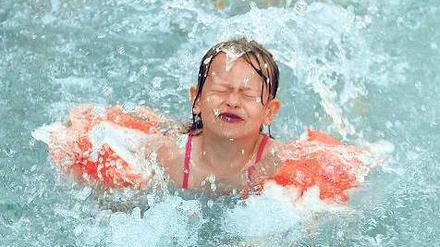 Flop oder top? Das Hilfspaket für Kinder aus armen Familien kann vielseitig verwendet werden – zum Beispiel auch für Schwimmkurse.