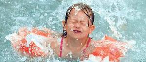 Flop oder top? Das Hilfspaket für Kinder aus armen Familien kann vielseitig verwendet werden – zum Beispiel auch für Schwimmkurse.