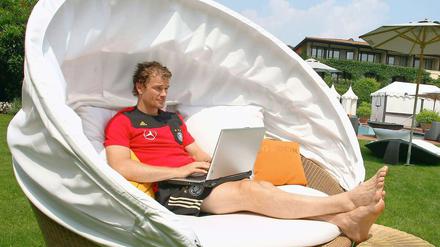 Es zwitschert. Der ehemalige Nationaltorhüter Jens Lehmann während der EM 2008 im Mannschaftshotel in Ascano.