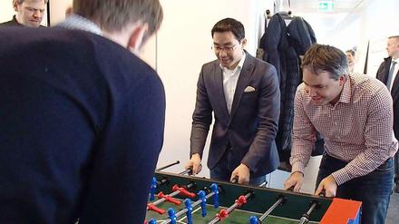 Ein Team: Bundeswirtschaftsminister Philipp Rösler mit Florian Heinemann am Kicker. Bei Project A Ventueres darf übrigens erst nach 17 Uhr gekickert werden. 