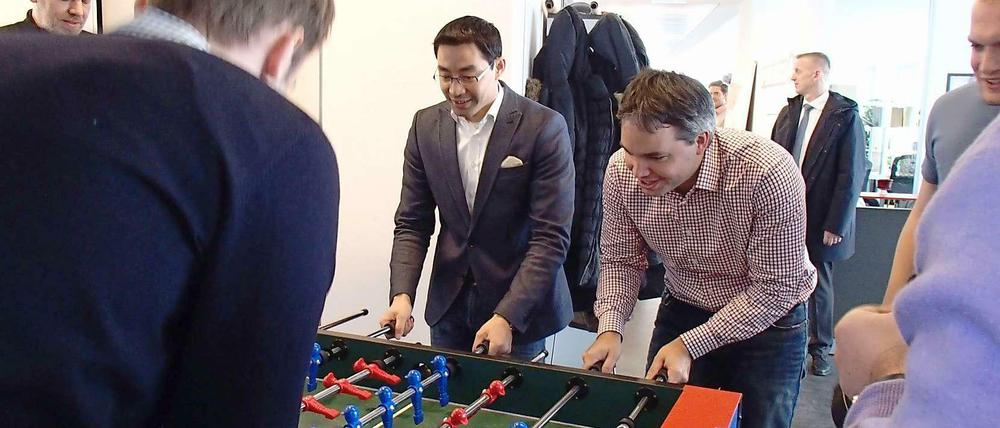 Ein Team: Bundeswirtschaftsminister Philipp Rösler mit Florian Heinemann am Kicker. Bei Project A Ventueres darf übrigens erst nach 17 Uhr gekickert werden. 