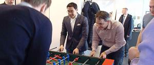 Ein Team: Bundeswirtschaftsminister Philipp Rösler mit Florian Heinemann am Kicker. Bei Project A Ventueres darf übrigens erst nach 17 Uhr gekickert werden. 