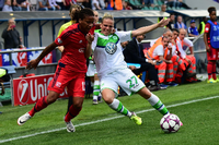 Tanz und Kampf. Elodie Thomais (links) gegen Wolfsburgs Isabel Kerschowski.