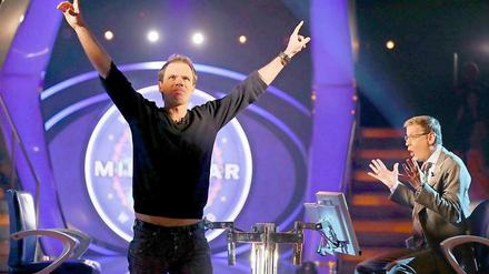 Kandidat Sebastian Langrock (l) freut sich neben Moderator Günther Jauch über den Millionengewinn.