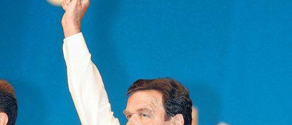 Seine Agenda: Der damalige Kanzler Gerhard Schröder hatte vor zehn Jahren das Reformpaket durchgesetzt. Seine Partei bezahlte einen hohen Preis dafür. Foto: Stephanie Pilick/dpa