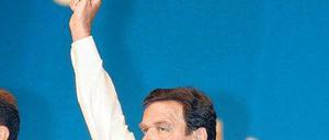 Seine Agenda: Der damalige Kanzler Gerhard Schröder hatte vor zehn Jahren das Reformpaket durchgesetzt. Seine Partei bezahlte einen hohen Preis dafür. Foto: Stephanie Pilick/dpa
